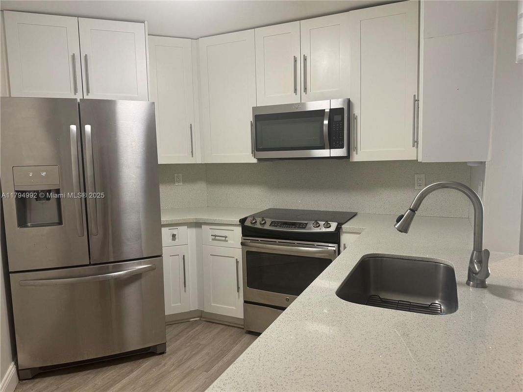 Foto principal - 9419 Fontainebleau Blvd