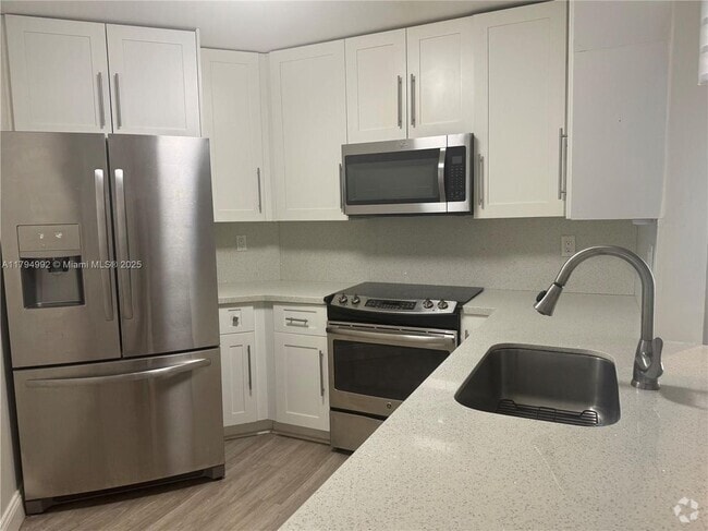 Building Photo - 9419 Fontainebleau Blvd