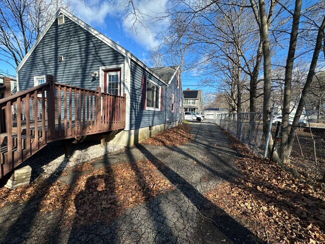 Foto del edificio - Charming 4-Bed / 1.5-Bath Home in Quiet Springvale Neighborhood