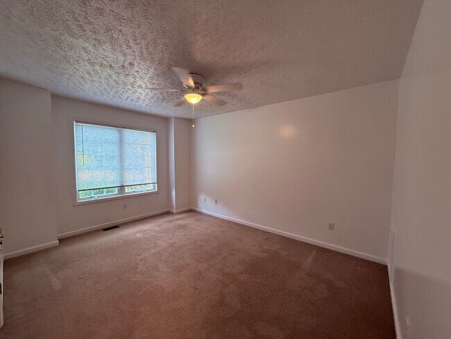 Foto del edificio - Newly Renovated 3 Bedroom 3 Bathroom Townh...