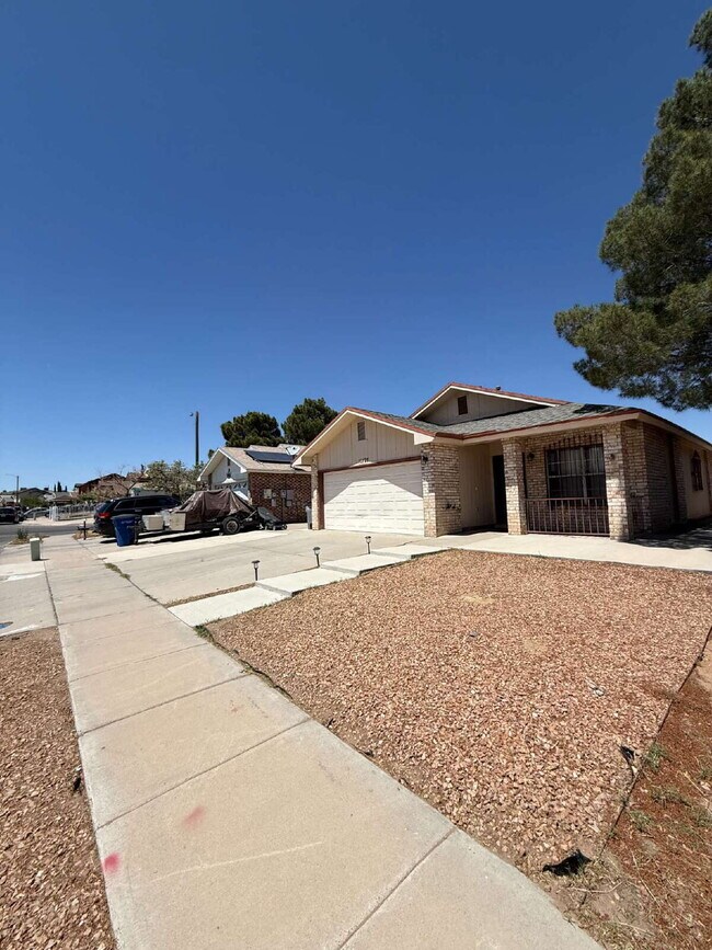 Foto del edificio - Well, kept three-bedroom, two baths home with Solar Panels. A must see, lease today! 11797 Imperi...