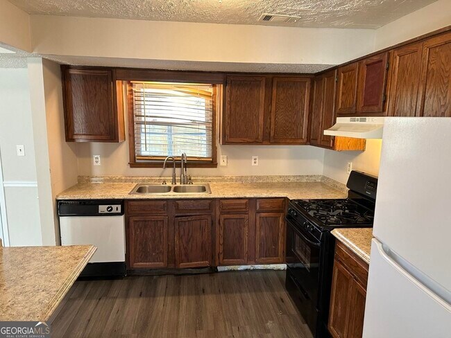 Building Photo - 675 Redland Dr