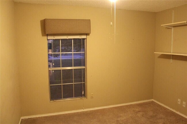 Building Photo - 300 Twin Oak Trail