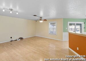 Foto del edificio - 3223 Crested Creek Dr