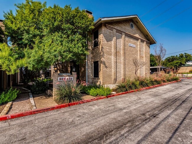 Building Photo - 810 Banister Ln