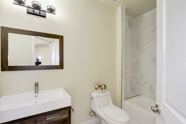 Foto del edificio - Gorgeous and Spacious Renovated 4br/3.5ba ...