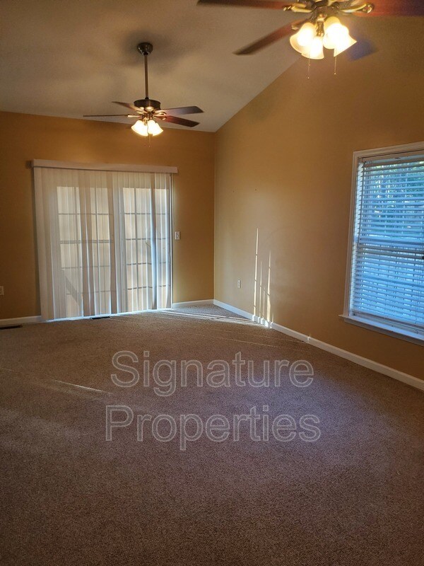 Building Photo - 386 Land Or Dr