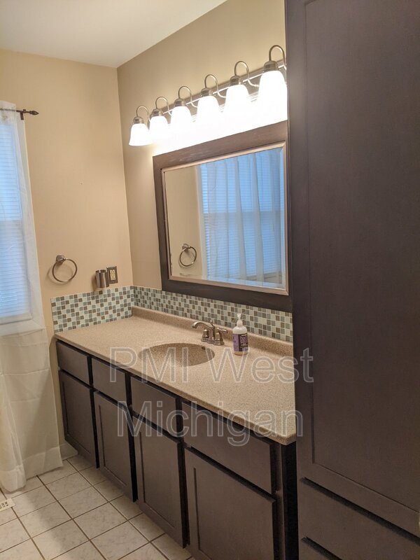 Foto del edificio - 1956 Crestmoor Ct SE