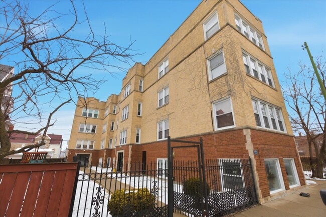 Building Photo - 3040 W Diversey Ave