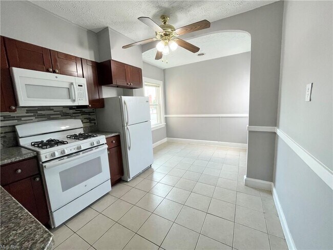 Foto del edificio - 13501 Lakewood Heights Blvd