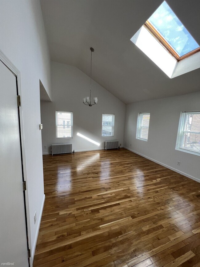 Foto del edificio - 4 br, 1 bath Duplex - 6 Shepard St 6