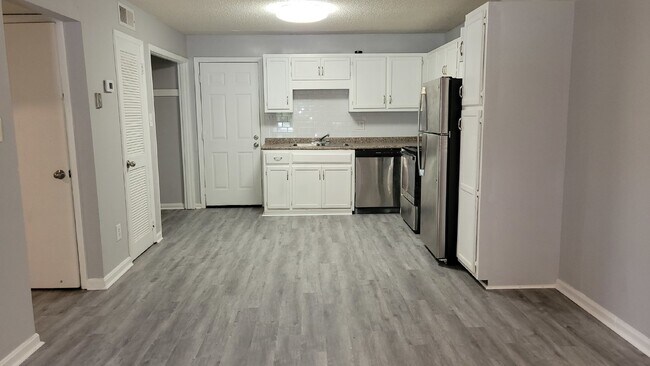 Foto del edificio - Coming Soon!!!  Accepting Section 8.  Deca...