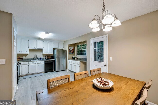 Building Photo - 8008 Clearview Cir