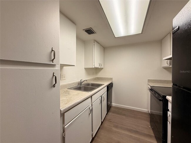 Foto del edificio - 920 N Lake Destiny Rd