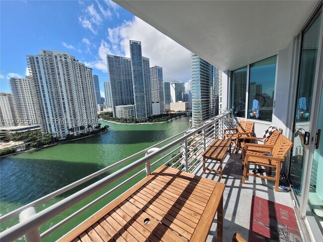 Foto del edificio - 325 S Biscayne Blvd