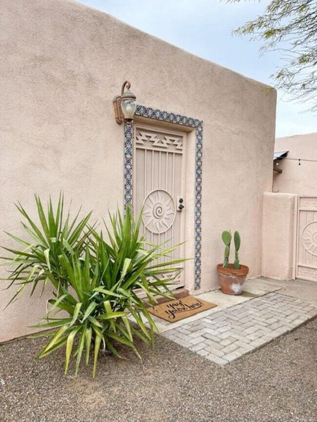Entrada privada con puerta de seguridad - 2648 E Drachman St