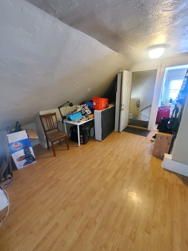 Building Photo - Cozy 3BED/1BATH Eastside 3rd Floor Unit