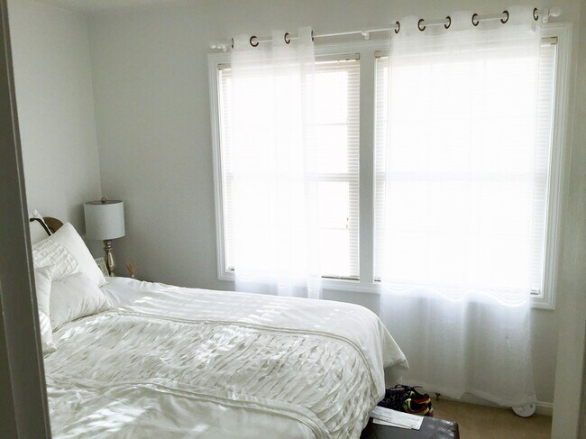 Foto del edificio - 48 Strawberry Hill Ave