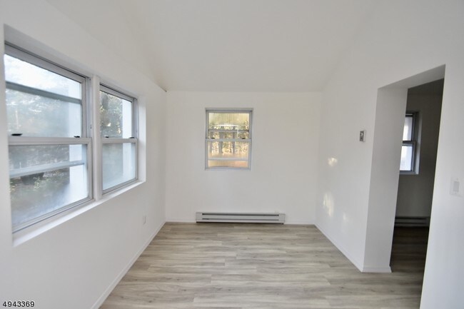 Building Photo - 4 Acorn Trail