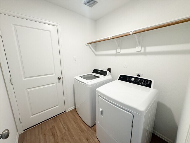 Building Photo - 1411 Las Cuevas Dr