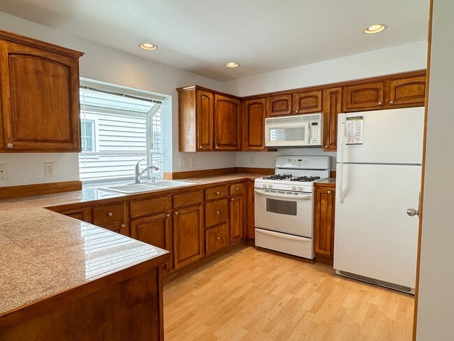 Building Photo - Updated 3 Bed, 2.5 Bath Pinehurst Townhome...