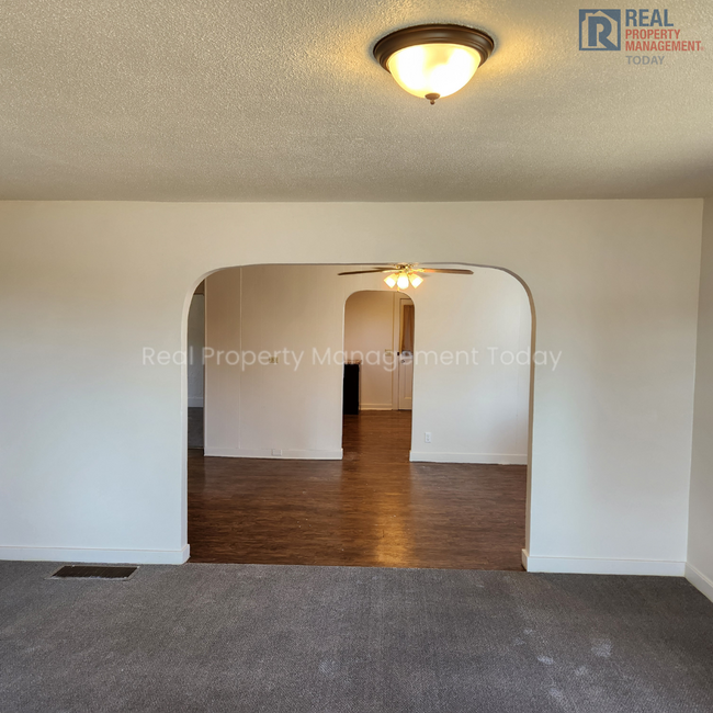 Building Photo - Large 2 bed and 1 bath unit!