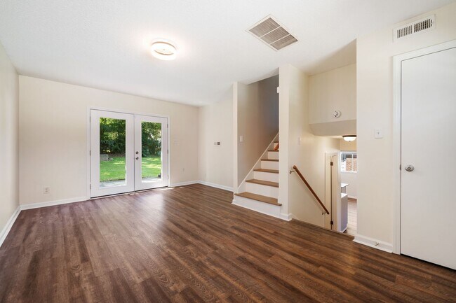 Foto del edificio - Renovated 3 bed/2 bath with spacious backy...