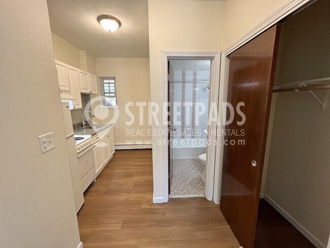 Building Photo - bedroom in Boston MA 02130