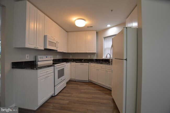 Building Photo - 2501 Driftwood Ct