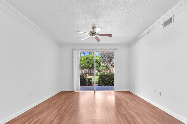 Building Photo - 3110 Myrtlewood Cir E