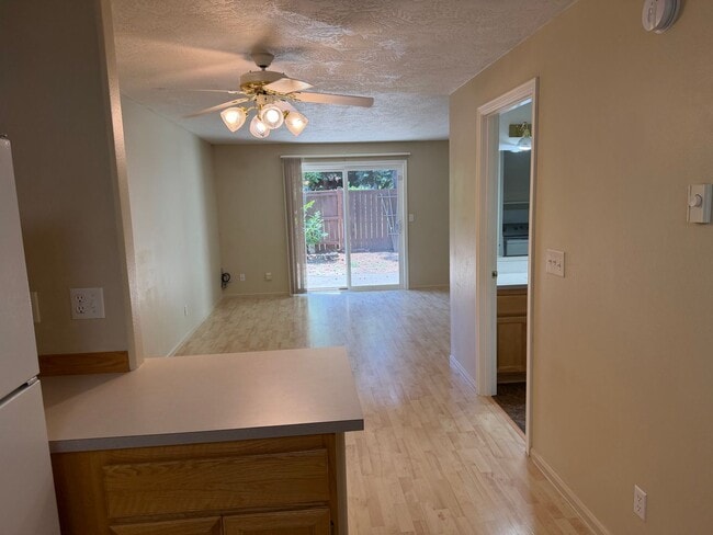 Building Photo - 2-bedroom townhouse in Eugene!
