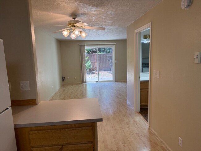 Foto del edificio - 2-bedroom townhouse in Eugene!