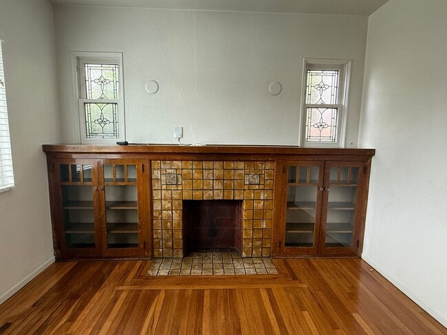 Building Photo - 1 Bedroom 1 Bath Craftsman Style Cottage available NOW
