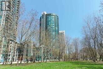 Building Photo - 215 Fort York Blvd