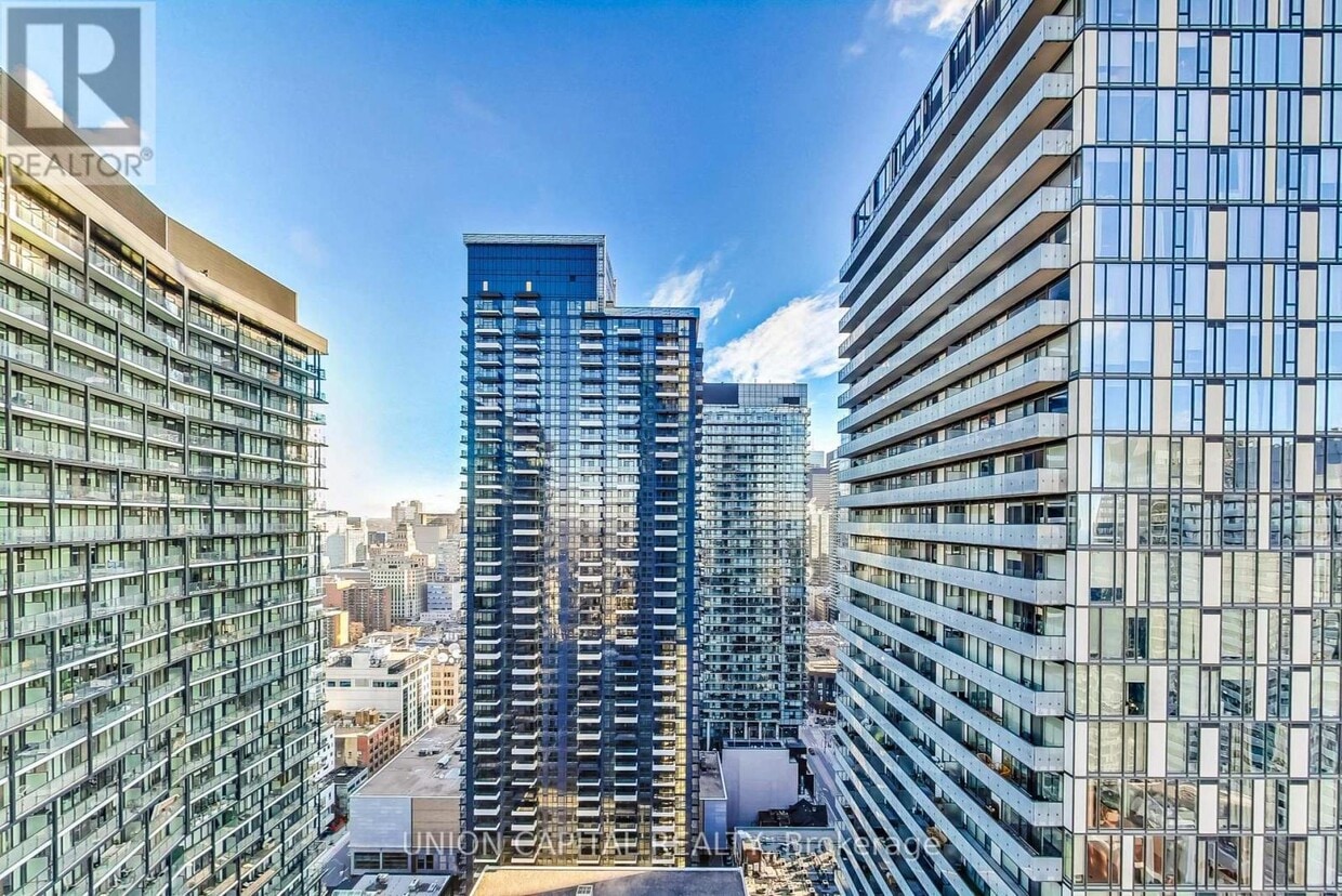 Photo principale - 108-3108 Peter St