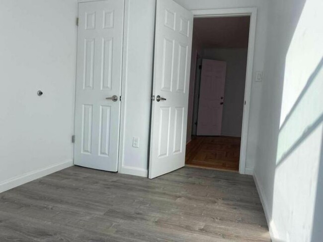 Foto del edificio - 3 bedroom in BRONX NY 10465