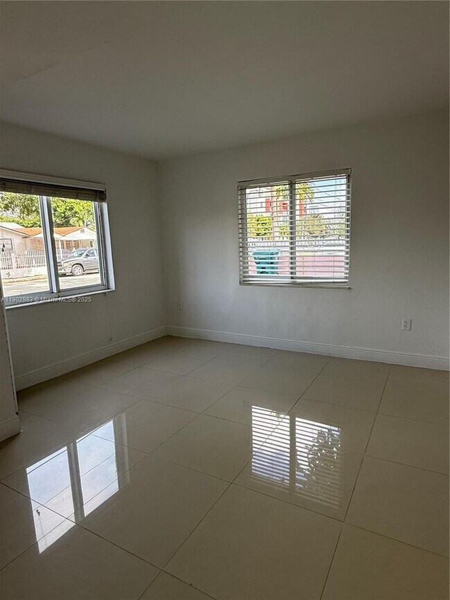 Building Photo - 603 SW 11th Ave