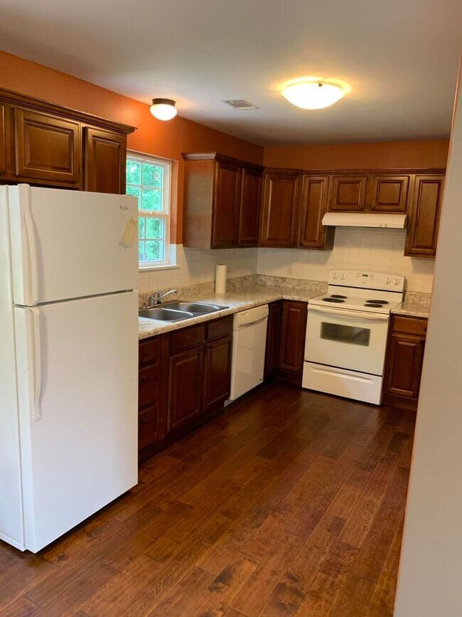 Foto del edificio - Come take a look at this cute 3 bedroom 1....