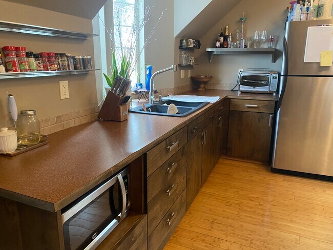 Kitchen - 330 E High Dr