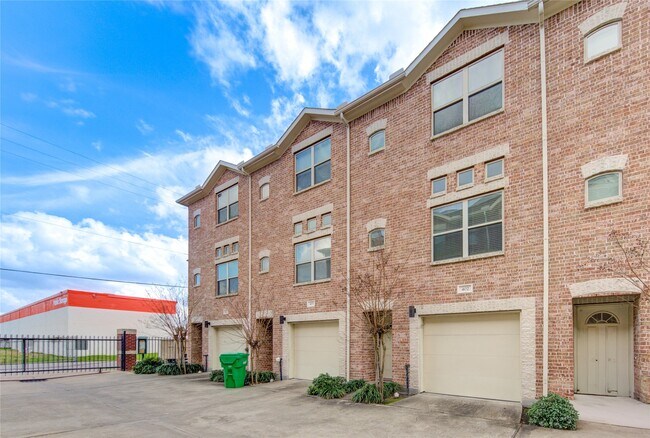 Foto del edificio - 2710 Hullsmith Dr
