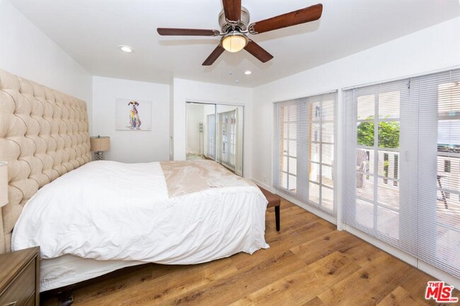Foto del edificio - 301 1/2-352-352 N Benton Way