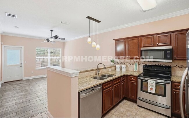 Building Photo - Contemporary 3 Bed 3 Bath Townhome Just 4 Miles from Navarre Beach