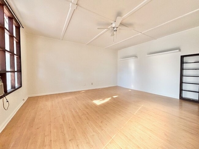 Foto del edificio - 6242 Willowcrest Ave