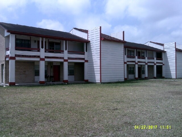 Vista frontal de 10 Plex - 100 E Magnolia Ave