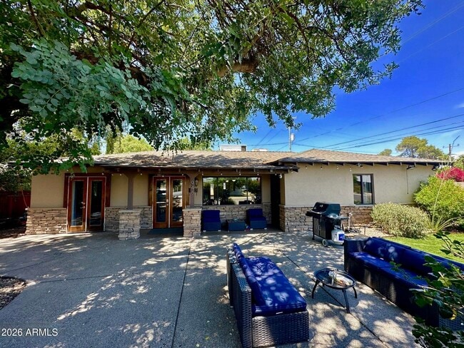 Foto del edificio - 946 E Denton Ln