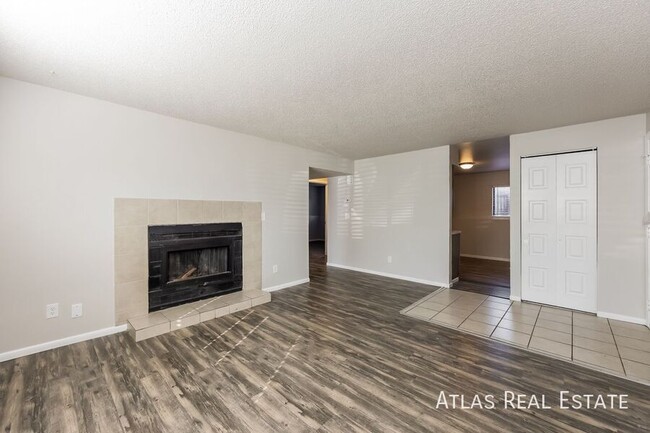 Building Photo - Renovated 2 Bed 1 Bath with Washer/Dryer &...