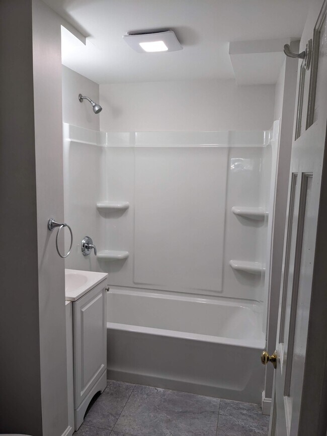 Full Bath - 583 Main St