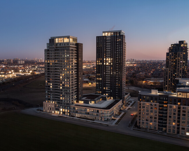 Building Photo - Deluxe Room - Weston & Finch