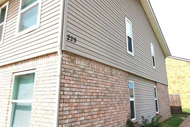 Building Photo - 229 Chalmette Dr