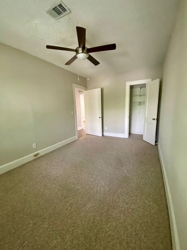 Building Photo - Two Bedroom/One Bathroom, Top Floor Minutes From Beltline